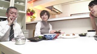 旦那が一服している短い時間で、義理の息子に毎日10発以上中出しされています…。　瀬戸奈々子