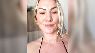 Thicker-Than-Average Chubby Girl's Big Booty Bounces on Dick in Bed
