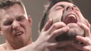 Athletic hottie Owen Michaels takes down Justin Beals tight holes