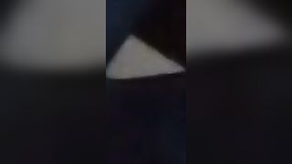 un baiat care e a ejagulat sperma la uni barbat pe scaun in nalt de bar