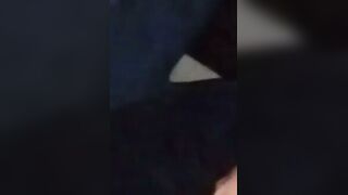 un baiat care e a ejagulat sperma la uni barbat pe scaun in nalt de bar