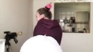 Big Booty White BBW Twerking on Webcam Solo