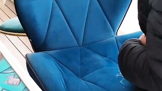 un tip filmeaja prin terasa apoi o tipa ecxitata vrea sa efrece pula la uni tip
