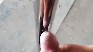 un baiat dus la un cazinou parasit de catre o fata acolo fata aceasta e frecat penisu