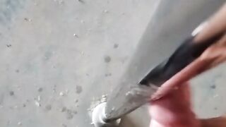un baiat dus la un cazinou parasit de catre o fata acolo fata aceasta e frecat penisu