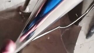 O tipa care se masturca pe un baiat in cazino frecandu-i penisul