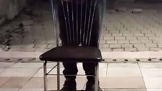 Un baiat se masturbeaza pe un scaun pe faleza pana la ejaculare