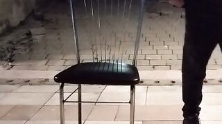 Un baiat se masturbeaza pe un scaun pe faleza pana la ejaculare