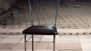 Un baiat se masturbeaza pe un scaun pe faleza pana la ejaculare
