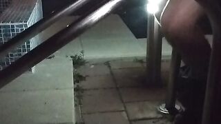 Baiat se masturbeaza pe balustrada piscinei si ejaculeaza