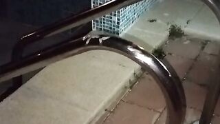 Baiat se masturbeaza pe balustrada piscinei si ejaculeaza