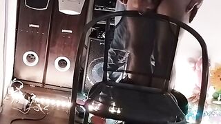 Un baiat se masturba in spatele unui scaun pana la ejaculare