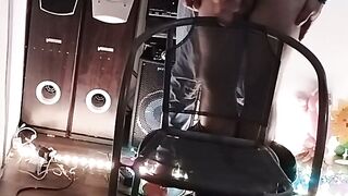 Un baiat se masturba in spatele unui scaun pana la ejaculare