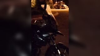 Un baiat se masturbeaza si face sex cu o motocicleta