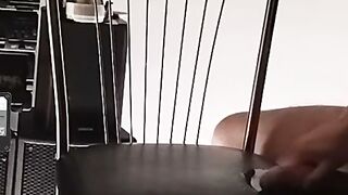 Un baiat isi satisface dorintele frecandu-i peisajul pe scaun