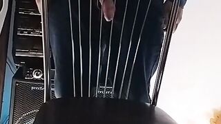Un baiat face sex cu un scaun si isi elibereaza sperma de doua ori
