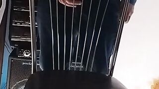 Un baiat face sex cu un scaun si isi elibereaza sperma de doua ori