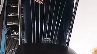 Un baiat face sex cu un scaun si isi elibereaza sperma de doua ori