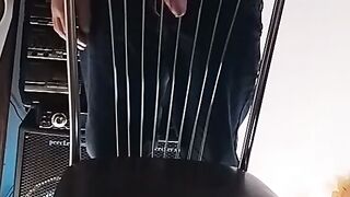 Un baiat face sex cu un scaun si isi elibereaza sperma de doua ori