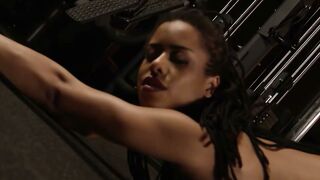 Kira Noir & Molly Stewart Flex Huge Booties In Post-Workout Striptease