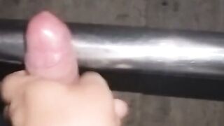 O tipa satisface placerea unui baiat frecand penisul de balustrada