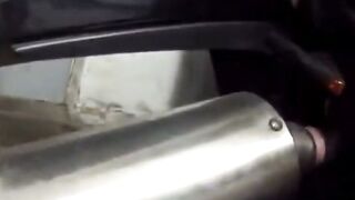 Un baiat isi satisface dorintele sexuale cu motocicleta lui
