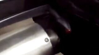 Un baiat isi satisface dorintele sexuale cu motocicleta lui