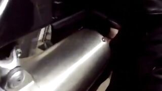 Un baiat isi satisface dorintele sexuale cu motocicleta lui