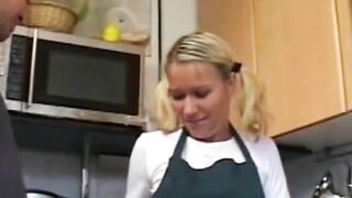 Die unbefriedigte Nachbarin fickt fremd