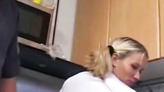 Die unbefriedigte Nachbarin fickt fremd