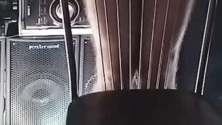 Un baiat se masturba si lasa sperma pe scaun