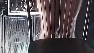 Un baiat se masturba si lasa sperma pe scaun
