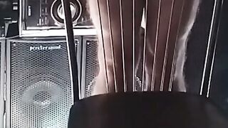 Un baiat se masturba si lasa sperma pe scaun