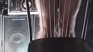 Un baiat se masturba si lasa sperma pe scaun