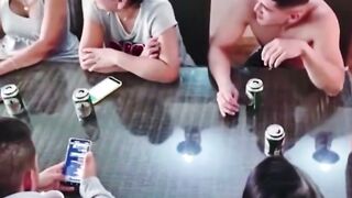 Una Folla a su Hermanastro en Conversación Familiar