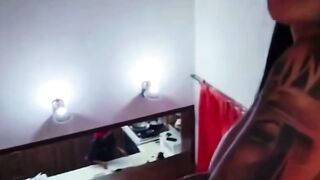 Una Folla a su Hermanastro en Conversación Familiar
