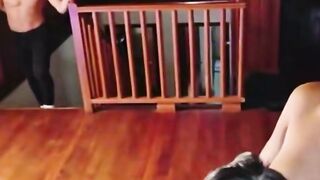 Una Folla a su Hermanastro en Conversación Familiar