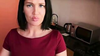 Stiefsohn fesselt seine Mutter mit Handschellen