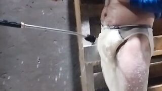 Curățare cu jet de apă pe penis până la două ejaculări