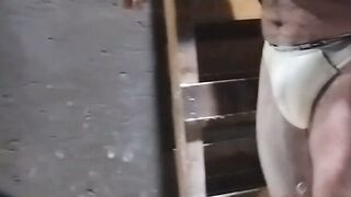 Curățare cu jet de apă pe penis până la două ejaculări