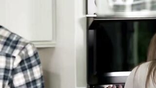 Blonde Housewife Rewards Handyman With VR Blowjob And Deepthroat