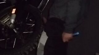 Un băiat face sex cu o motocicletă și se masturbează