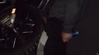 Un băiat face sex cu o motocicletă și se masturbează