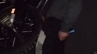Un băiat face sex cu o motocicletă și se masturbează