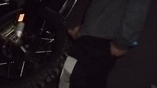 Un băiat face sex cu o motocicletă și se masturbează
