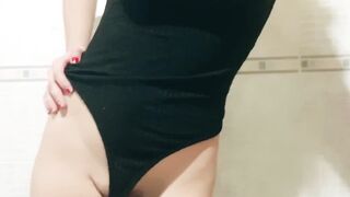 DESPERATION PEEING,cougar WITH HEELS AND STOCKING PISS HERSELF,EROTIC FACE PISS,mom
