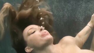 Fucking Slutty cougar into Pool