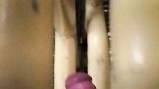 un baiat fute balustrazile ca sa ejaguleze sperma pirin sex prin doua  balustrazi