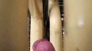 un baiat fute balustrazile ca sa ejaguleze sperma pirin sex prin doua  balustrazi