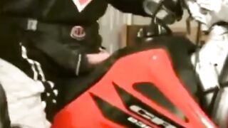 moisa robert sta pe motorcycleta si freaca pula de saua motorcyclete prin sex pana